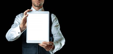 Ekran modeli. Boş tablet iş adamının elinde. Siyah afiş arka planında izole edilmiş akıllı ekran aygıtını düzenle. Oyun tasarımı, mobil uygulama sunumu veya portföy modellemeleri