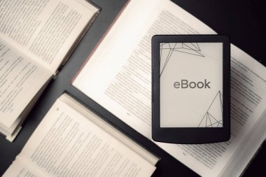 Okuyucular. Dijital e-kitap, karanlık arkaplan üzerine kitapları olan kütüphane okuyucu tableti. Ebook, e elektronik internet hareketlilik kavramı öğreniyor