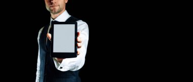 Ebook şablonu. Dijital kitap, kütüphane okuyucu tableti iş adamı elinde. Çevrimiçi öğrenim, ev okulu konsepti