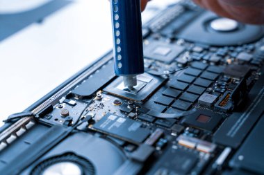 Bilgisayar onarımı. Bakım mühendisi desteği. Donanım teknolojisi geçmişinde dizüstü bilgisayarı olan bilgisayar teknisyeni servisi. Elektronik bileşen lehimleyen geliştirici