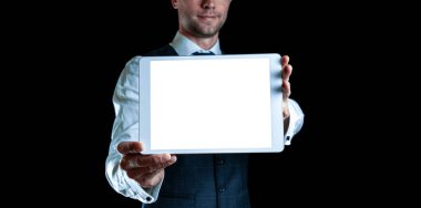 Model uygulaması. Seyyar tablet ekranı tutan bir iş adamı. Akıllı teknoloji aygıtı siyah afiş arka planında izole edilmiş. Oyun tasarımı, mobil uygulama sunumu, portföy modellemeleri