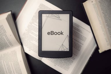 E okuyucu. Dijital e-kitap, karanlık arkaplan üzerine kitapları olan kütüphane okuyucu tableti. Çevrimiçi eğitim kursu, E öğrenme sınıfı ve dijital teknoloji konsepti