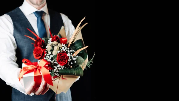 Caja Regalo Mano Feliz Joven Hombre Negocios Con Regalo Sorpresa — Foto de Stock