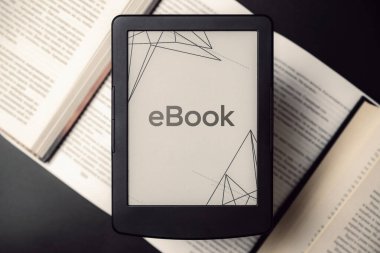 Okuyucular. Dijital e-kitap, karanlık arkaplan üzerine kitapları olan kütüphane okuyucu tableti. Ebook, e elektronik internet hareketlilik kavramı öğreniyor