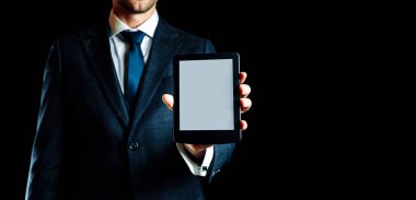 E-kitap okuyucu. Dijital kitap, kütüphane okuyucu tableti iş adamı elinde. Eğitim kavramı, kütüphane, öğrenciler