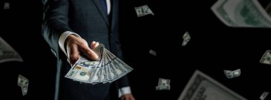Dolar işareti. Zengin iş adamı Amerikan parasını elinde tutuyor. Nakit usd faturası düşüş arkaplanı