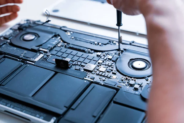 Computerreparateur Technicus Service Met Laptop Hardware Achtergrond Onderhoudsingenieur Ondersteuning Concept — Stockfoto