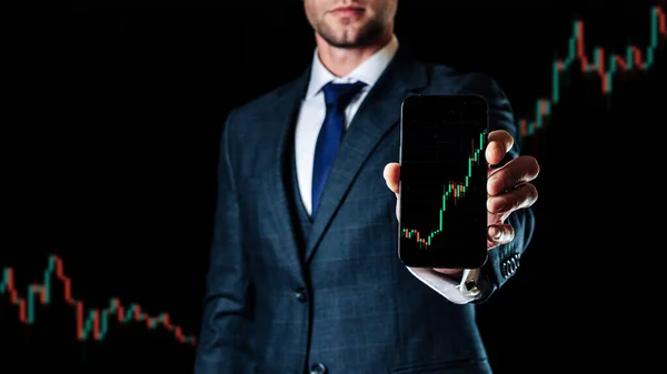 Продавай и покупай. Инвестиционное бизнес-приложение на цифровом экране в руках бизнесмена. Финансовая заявка на продажу, покупку и анализ статистики прибыли. Свечной чарт. — стоковое фото
