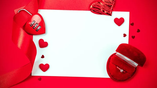 Corazón de San Valentín. Corazón rojo, regalo romántico en el amor rojo con espacio de copia. Decoración San Valentín para fondo plano. — Foto de Stock