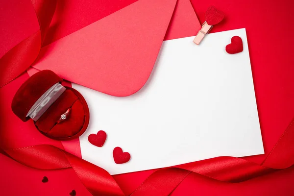 Carte de Saint-Valentin. Coeur rouge, cadeau romantique sur fond rouge amour avec espace de copie. Décoration cadeau Saint Valentin. Bannière Flatlay. — Photo