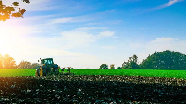 Quinta de tractores. Agricultura maquinaria agrícola no campo de terra paisagem. Equipamento da máquina do fazendeiro para colheita. Conceito de campos agrícolas de tratores. — Fotografia de Stock