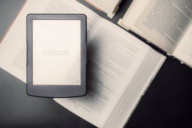 Ebook şablonu. Dijital kitap, kütüphane okuyucu tableti koyu arkaplanlı kitaplar. Çevrimiçi öğrenim, ev okulu konsepti