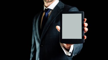 Ebook şablonu. Dijital kitap, kütüphane okuyucu tableti iş adamı elinde. Çevrimiçi öğrenim, ev okulu konsepti