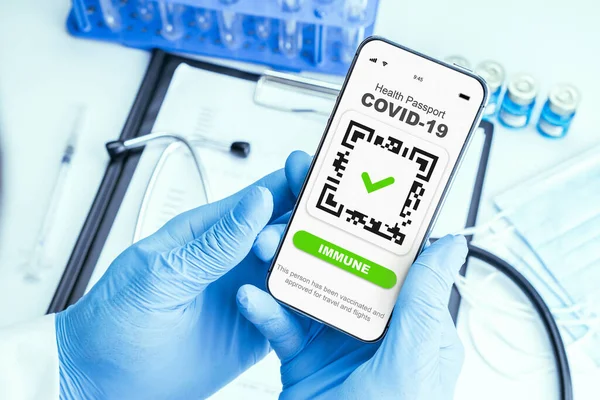 Coronavirus Certificaat Medische Apparatuur Met Covid Immuniteitspaspoort Vaccinatiebewijs Telefoonscherm Dokterskaarten — Stockfoto