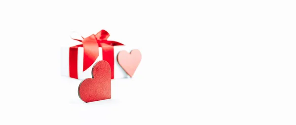 Tarjeta Felicitación Valentine Corazón Rojo Regalo Romántico Con Cinta Roja — Foto de Stock