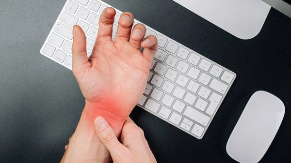 カルパルトンネル症候群 手首に手の痛み 関節炎オフィス症候群は コンピュータの結果です 医療と医療の概念 — ストック写真