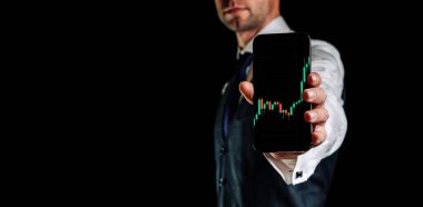 Büyüme istatistikleri. Yatırım teknolojisi uygulaması dijital ekranda iş adamlarının elinde. Satmak, satın almak ve kâr payı istatistiklerini analiz etmek için mali başvuru. Yüksek teknoloji pankartı