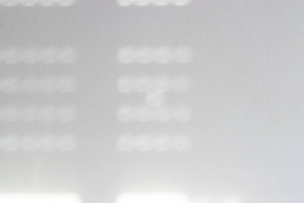 影を灯す 白いテクスチャの壁の窓からの抽象的な光 黒い影のオーバーレイ 日光建築の背景 テクスチャウィンドウからの光の反射 — ストック写真