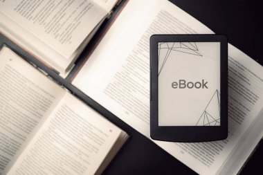 Okuyucular. Dijital e-kitap, karanlık arkaplan üzerine kitapları olan kütüphane okuyucu tableti. Ebook, e elektronik internet hareketlilik kavramı öğreniyor