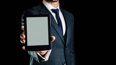 E okuyucu. Dijital e-kitap, kütüphane okuyucu tableti iş adamı elinde. Çevrimiçi eğitim kursu, E öğrenme sınıfı ve dijital teknoloji konsepti