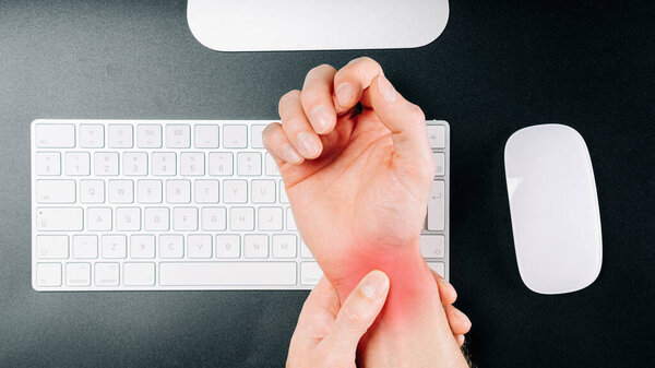 Синдром запястного канала. Боль в руке при травме запястья. Офисный синдром Артрита является следствием работы компьютера. Здравоохранение и медицинская концепция