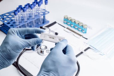 Antijen testi koronavirüs kiti. Laboratuvar hastanesinin laboratuvar geçmişi. Doktor hızlı kovid tıbbi test yapıyor. Hasta hızlı örnek seroloji antikor numunesi