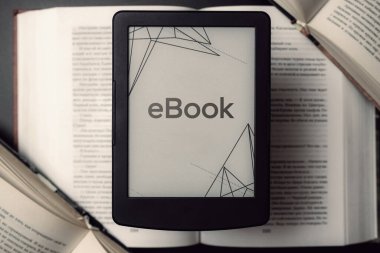 Okuyucular. Dijital e-kitap, karanlık arkaplan üzerine kitapları olan kütüphane okuyucu tableti. Ebook, e elektronik internet hareketlilik kavramı öğreniyor