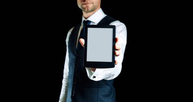 Ebook şablonu. Dijital kitap, kütüphane okuyucu tableti iş adamı elinde. Çevrimiçi öğrenim, ev okulu konsepti