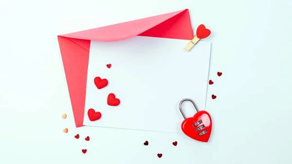 Fondo San Valentín Corazón Rojo Regalo Romántico Sobre Fondo Blanco — Foto de Stock