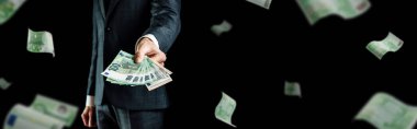 Zengin adam Avrupa 'nın parasını elinde tutuyor. Nakit Euro 'nun uçan afişi. Euro para arkaplanı