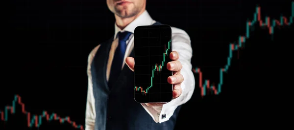 株式仲買人 ビジネスマンの手にデジタル画面上の投資ビジネス技術アプリ 購入および分析利益配当統計のための財務アプリケーション 口座利益バナー — ストック写真