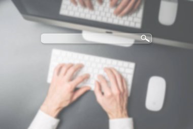 İnternette aranıyor. İnternet arama motoru seçici odaklanma. Web sörfü için bilgisayara dokunmak, web siteleri bulmak, bilgi kavramları aramak