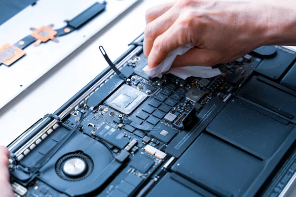 Computer Diagnostics Maintenance Repair Engineer Support Technician Service Laptop Hardware — Stock Photo, Image