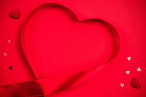 バレンタインハートの背景 コピースペースとの愛の赤い背景に赤いハート ロマンチックな贈り物 平らな背景のためのバレンタインデーの装飾 — ストック写真