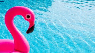 Plaj flamingosu. Yaz sahili arka planı için suda şişirilebilir pembe flamingo. Havuz havuzu partisi