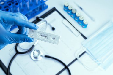 Sarlar antijen koronavirüs kitini test eder. Doktor hızlı kovid tıbbi test yapıyor. Laboratuvar hastanesinin laboratuvar geçmişi. Hasta hızlı örnek seroloji antikor numunesi