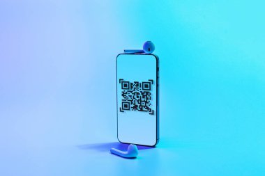 QR kod teknolojisi. Ödeme için mobil akıllı telefon ekranı, çevrimiçi ödeme, barkod teknolojisi ile barkod tarayıcısı, neon arka planda dijital akıllı telefon. Tarama kodu için cep telefonu uygulaması