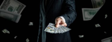 Amerikan doları. Zengin iş adamı Amerika 'nın yüz dolarını elinde tutuyor. Para usd faturası düşüş arkaplanı
