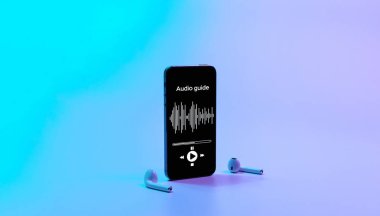 Müzik kulaklıklı dijital cep telefonunda ses turu uygulaması. Ses kitaplığı, ses kılavuzu, neon arkaplan kursları