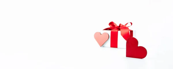 Valentinstag Grußkarte Vorhanden Rotes Herz Romantisches Geschenk Mit Roter Schleife — Stockfoto