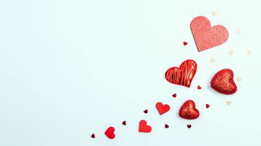 Sevgililer günü kartı. Kırmızı kalp, aşk üzerine romantik hediye beyaz arka plan ve fotokopi alanı. Flatlay tebrik kartı için Valentine dekorasyonu