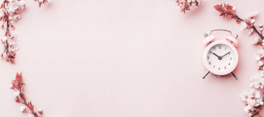 Bahar zamanı çiçekler açar ve pembe alarmlı çiçekler açar. Sancak olarak, arka planda çiçek açan kiraz dalları. Rüya gibi romantik bir görüntü, manzara manzarası, kopyalama alanı