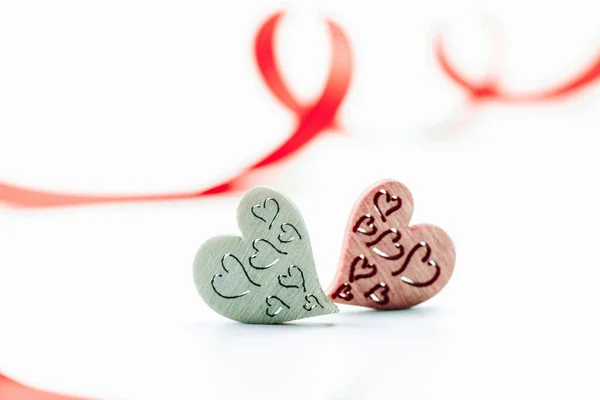 Tarjeta Felicitación Valentine Corazón Rojo Regalo Romántico Con Cinta Roja —  Fotos de Stock