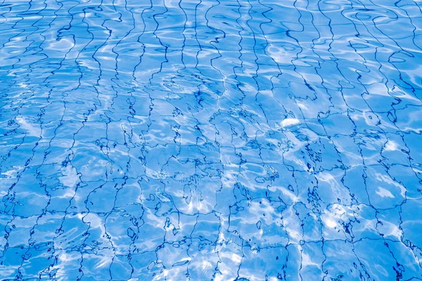 澄んだ水面 青い波のテクスチャ プールの水の背景 夏海の模様 — ストック写真