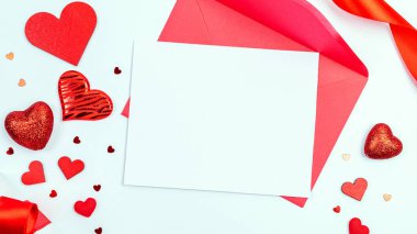 Sevgililer günü kartı. Kırmızı kalp, aşk üzerine romantik hediye beyaz arka plan ve fotokopi alanı. Flatlay tebrik kartı için Valentine dekorasyonu