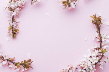 Nisan çiçekleri. Bahar çiçekleri ve pembe çiçekler. Sancak olarak, arka planda çiçek açan kiraz dalları. Rüya gibi romantik bir görüntü, manzara manzarası, kopyalama alanı