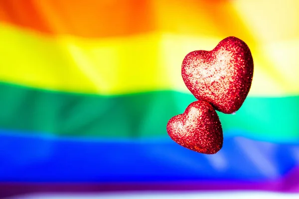 少し虹の同性愛者のレズビアンの概念 2つの心Lgbtq トランスジェンダーの愛のシンボル 建国記念日 バイセクシャリティの日を祝う — ストック写真