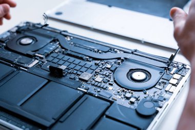 Bilgisayar ana kartı. Donanım teknolojisi geçmişinde dizüstü bilgisayarı olan bilgisayar teknisyeni tamir servisi. Bakım mühendisi desteği. Elektronik bileşen lehimleyen geliştirici