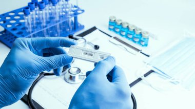 Tıbbi test antijen koronavirüs kiti. Laboratuvar hastanesinin laboratuvar geçmişi. Doktor hızlı kalp masajı testi yapıyor. Küresel salgın, hızlı strep testi RST kiti