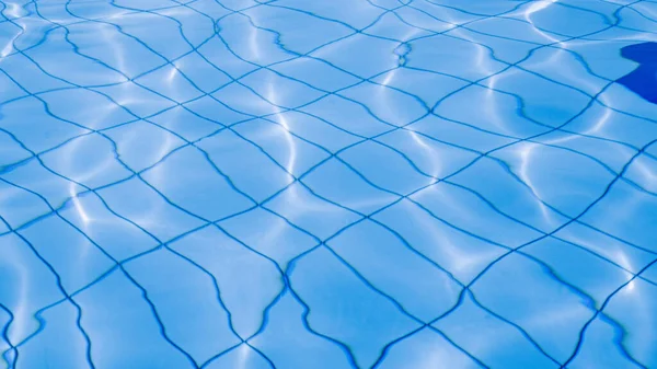 澄んだ水面 青い波のテクスチャ プールの水の背景 夏海の模様 — ストック写真
